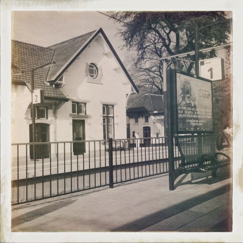 Station Meersen, te groot om helemaal vast te leggen. Dan maar alleen de zijkant .