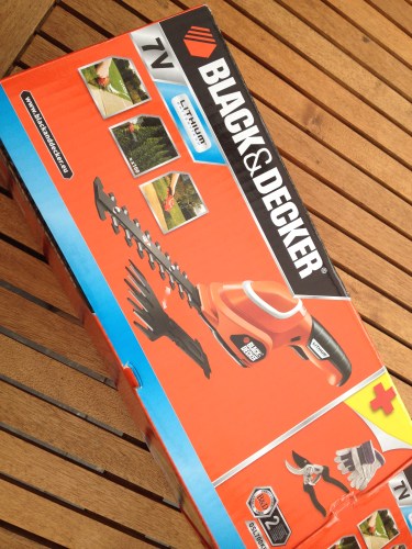 Thuis wacht een verrassing. De man heeft een nieuw speeltje gekocht. Mooi ding hoor. Voor als je van strak houdt.