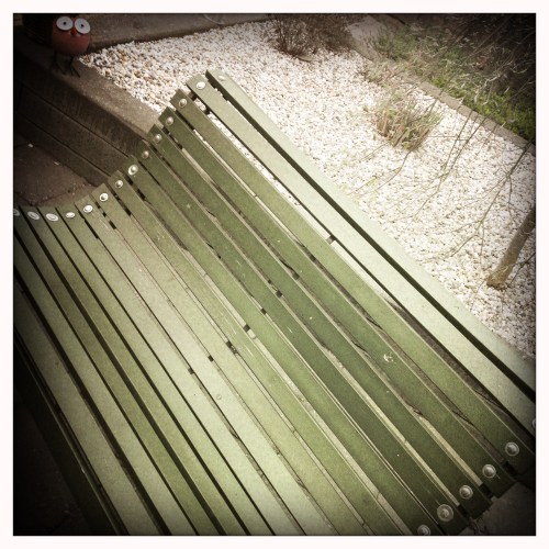 Heb ik jullie onze tuinbank al laten zien?  Heeft hij zelf opgeknapt. Mooi he?