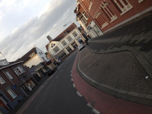 Goedemorgen oud postkantoor. Ooit een plek vol leven nu ruimte voor verstilde kunst. Van levendig naar levenloos.