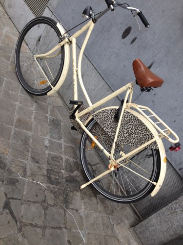 Op naar het postkantoor...hah! een fiets met tijgerprint