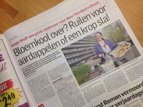 Ja, laten we dat maar gaan doen. nu het financiele systeem nog steeds van bonussen aan elkaar hangt en het grote zakkenvullen nog steeds niet lijkt te zijn verdwenen, stappen wij gewone ´burgers´weer over op de ruilhandel. Steek dat maar in jullie zakken...vullers..