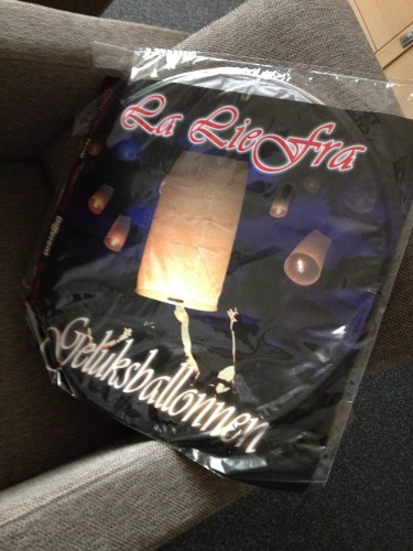 Ik heb vandaag een geluksballon gekocht, De dag dat mijn dochter weer voet op eigen bodem zet gaat deze de lucht in. Voor vandaag ben ik er klaar mee. Dag dag, tot morgen!