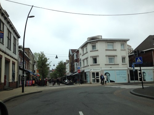 We besluiten naar de meubelboulevard te gaan...