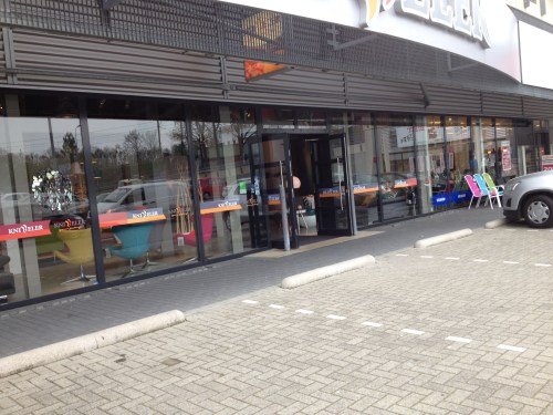 Eetkamerstoelen...en als het meezit een tv meubel. 