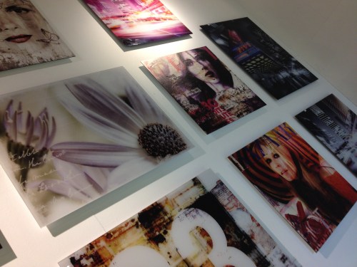 en prachtige foto's aan de muur. Uiteindelijk ook stoelen, maar ik vergeet een foto te maken. Zo blij dat we eindelijk iets gevonden hebben dat we allebei mooi vinden