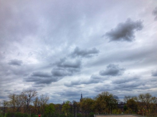 Langzaam maar zeker zie ik de zon achter grijs verdwijnen. het was kort en niet zo krachtig