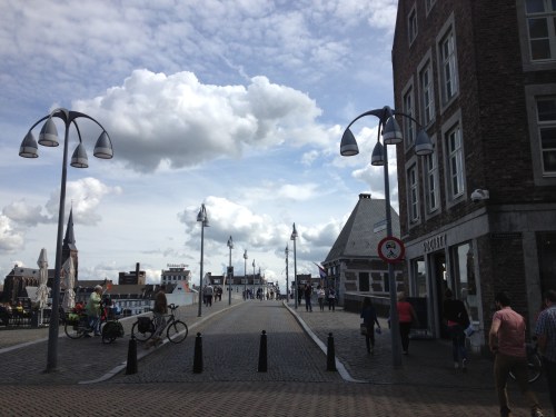 Maastricht, stad van  bruggen. De Sint Servaas laten we links liggen.