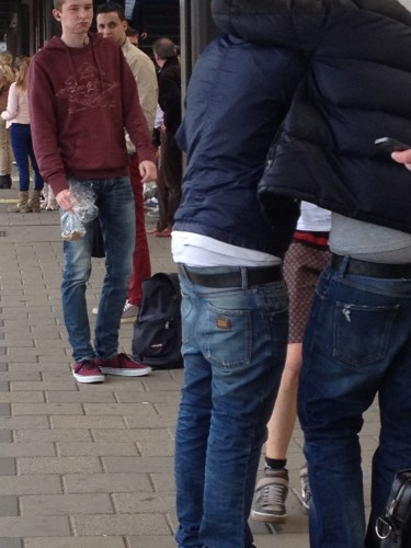 Trek je broek eens op malloot. 