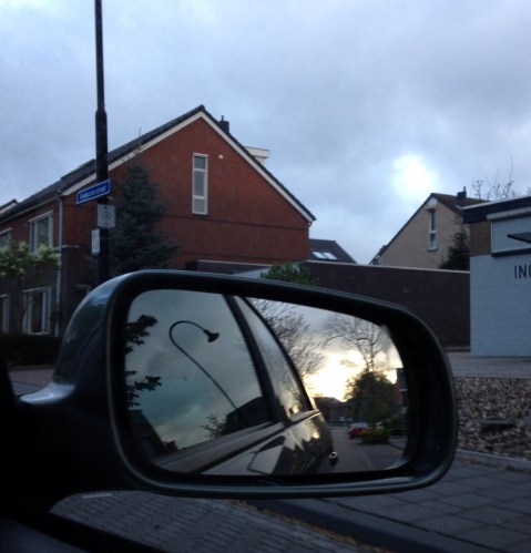 Op weg naar het station zwaai ik nog even naar de zon die een tevergeefse poging doet om door te  breken