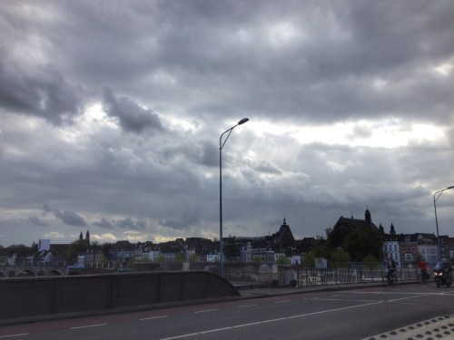 Dag Maastricht, die wolken mag je houden