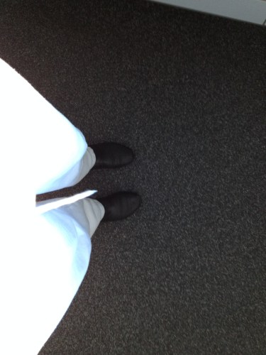 Alles op z´n elfendertigste vandaag maar uiteindelijk ben ik toch klaar voor het uurtje body vive. Kijk, mijn schoenen blenden met de vloer