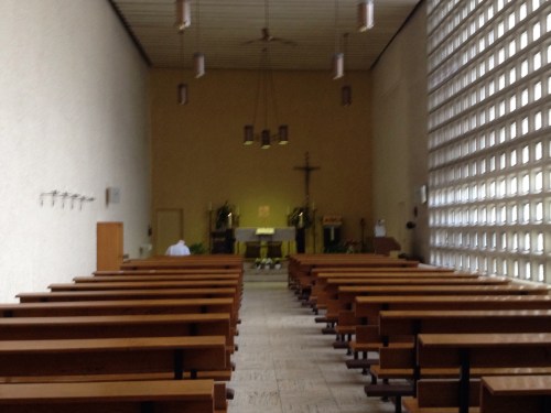 De Kapel van de Witte Zusters. Al jaren niet meer geweest. Ik zet mijn schietgebedjes van de week extra kracht bij met een kaarsje