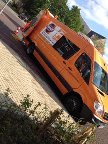 Kanalisierung?,  Legomannetjes die gele linten uit een put trekken. We krijgen toch zeker geen ondergrondse in ons dorp?..:)