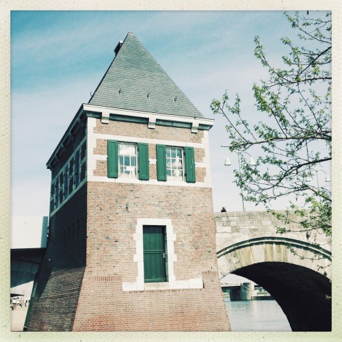 Ik zie deze toren eens van een andere kant. Kijk em kijken.