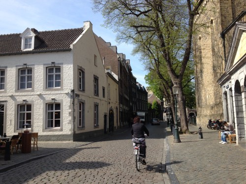We lopen nog een straatje extra, zon en gezelligheid trekken aan.