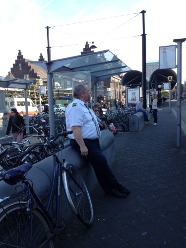 "This is the captain of your ship" Dat liedje komt steeds in mijn hoofd op als ik de Belgische buschauffeurs zie staan bij het station.