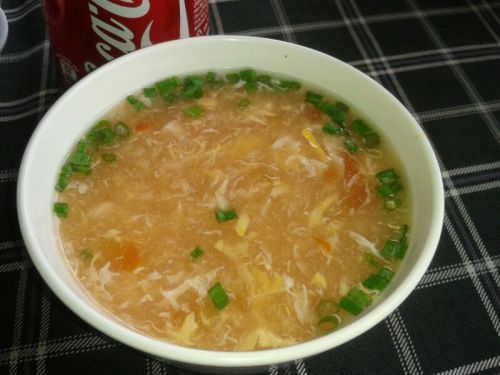 Dochterlief appt de maaltijd van de dag. Zij heeft bedankt