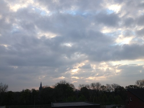 Ergens achter die wolken schijnt de zon. Ik krijg hem vandaag bijna niet te zien
