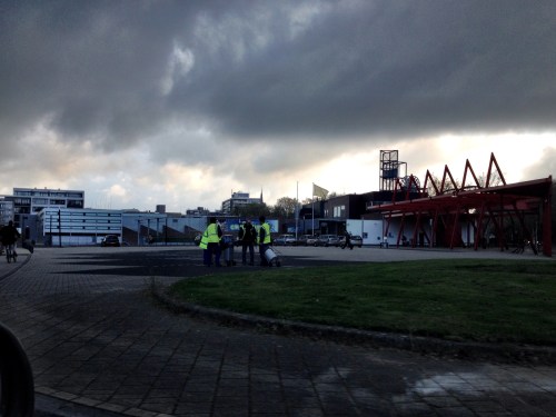 Legomannetjes trotseren moedig de dreiging die boven hen hangt. 