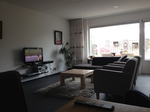 Op tv beelden van rennende mannen in dunne hemdjes. Ik heb het alleen maar koud. 