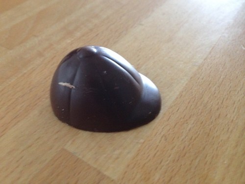 Ik eet een van die overheerlijke bonbon´s in de vorm van een pet.