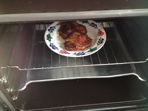 Thuis is het eten klaar.