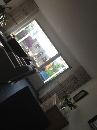 de man rookt een sigaret want hij moet zo de deur uit