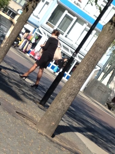 Dat meisje heeft t moeilijk. Te hoge hakken op een te hobbelige markt.