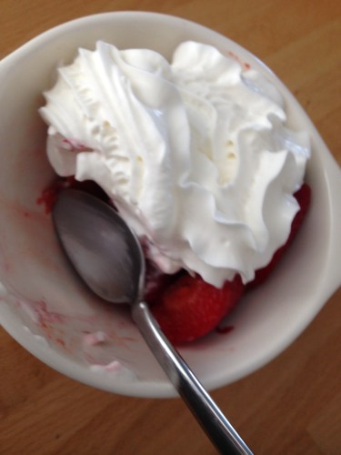 Feestelijke afsluiting van een fijne dag en omdat de aardbeitjes al beginnen te groeien...met slagroom. 