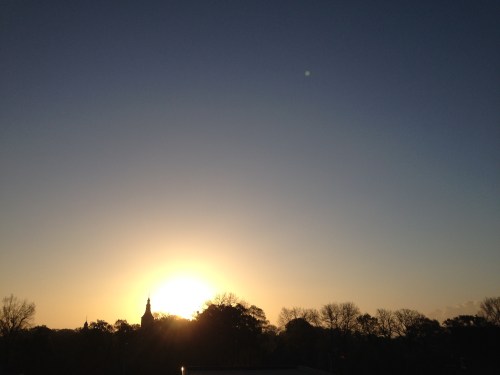 Daar zul je hem hebben, de zon.