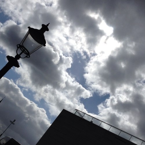 Kijk nou toch gewoon eens omhoog. Witte wolken en hemelsblauw, een perfecte combinatie. 