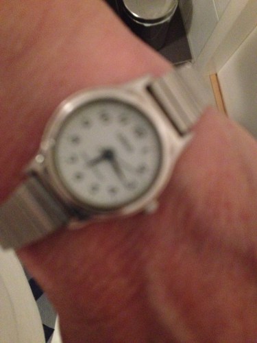 Zo zie ik mijn horloge als ik zonder bril op mijn neus in alle vroegte ontwaak