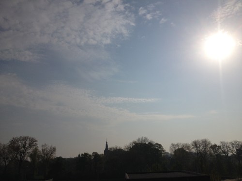 Na het aflopen van de wekker weer in slaap vallen en dan pas je ogen pend doen als de zon de horizon al verlaten heeft