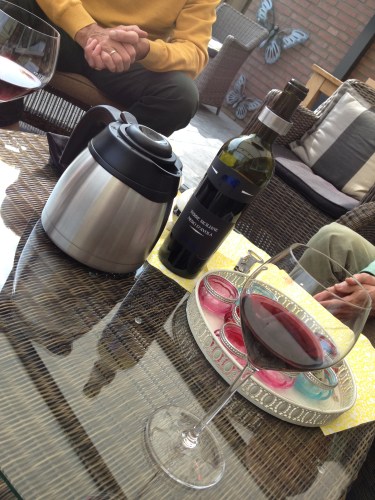 na de koffie komt de wijn. Het is tenslotte feest