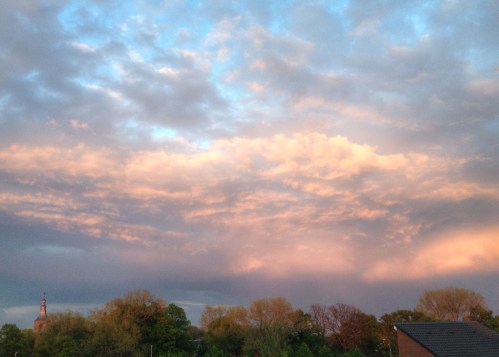 De hemel wordt steeds mooier. Ik denk dat ik hier voorlopig maar blijf staan. Dag, dag, tot morgen.