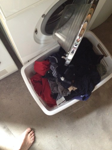 en ik draai op blote voeten nog snel een wasje.