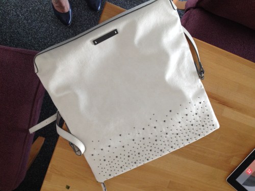 Oja, helemaal vergeten. Gisteren gekocht bij Esprit met 50% korting. Blij!