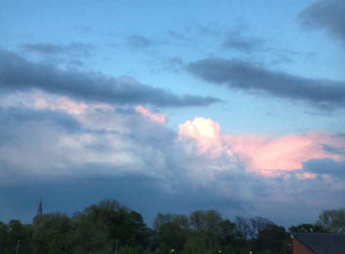 De avond valt, tijd om met de voeten op tafel en laptop op schoot voor de tv neer te ploffen. Dag dag, tot morgen!
