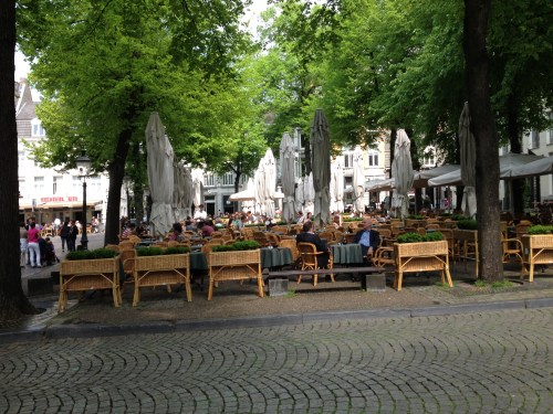 O.L Vrouweplein. Het gezelligste plein van Maastricht. Volop groen en volle terrasjes