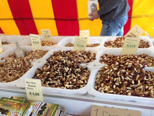 Noten kopen op de markt.