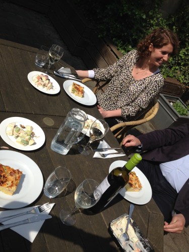 We eten fritata met asperges en appelsalade..smakelijk 