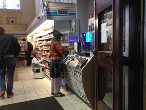 Op weg naar de trein kom ik deze vreemde vogel tegen. Ze vult de helft van de beker met suiker..