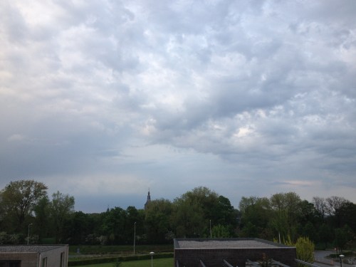 Het einde van de dag. De dreiging is blijven hangen. Ik heb er ondertussen weer genoeg van. Dag dag, tot morgen!