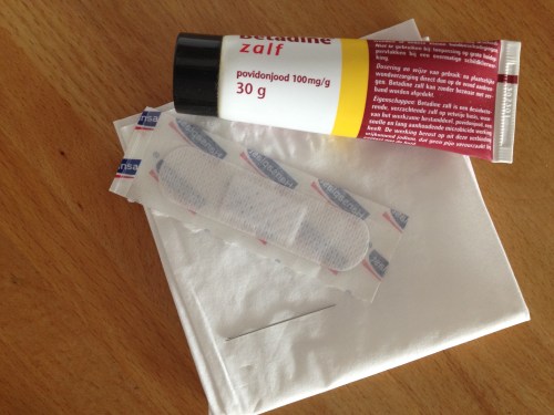 e zomerschoenendag van gisteren heeft een gigantische blaar opgeleverd. De man is de BHV'er in huis. Naald, check, tissue, check, betadine, check en een pleitsre voor de wonde, check