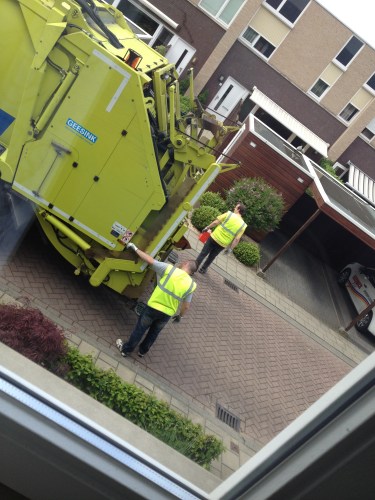 Legomannetjes halen het oud papier op ..ja ja  hier wordt ook op Koningsdag gewoon gewerkt.