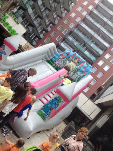 Naar boven en naar beneden maar wel keurig om de beurt.