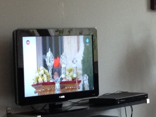 De man kijkt naar Rome tv...Zou hij aan bekering toe zijn?