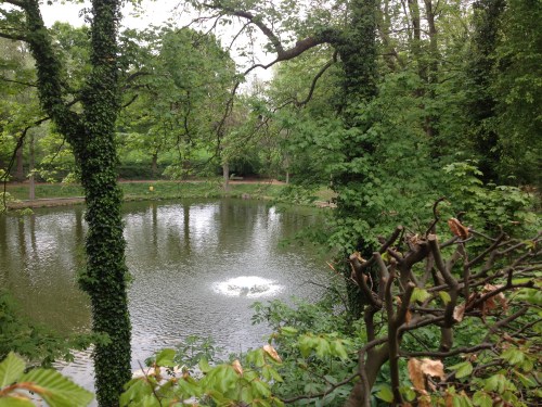 De fontein staat aan.