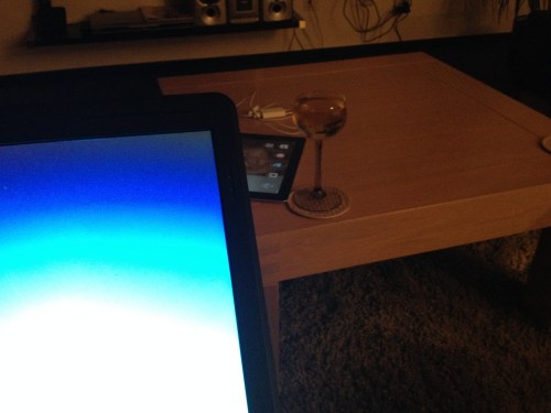 Laptop op schoot, i/pad onder handbereik, glaasje gevuld. Ik ben er klaar voor. Dag dag, tot morgen.